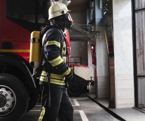 bombero-estacion-equipado-traje-protector-mascara-contra-incendios